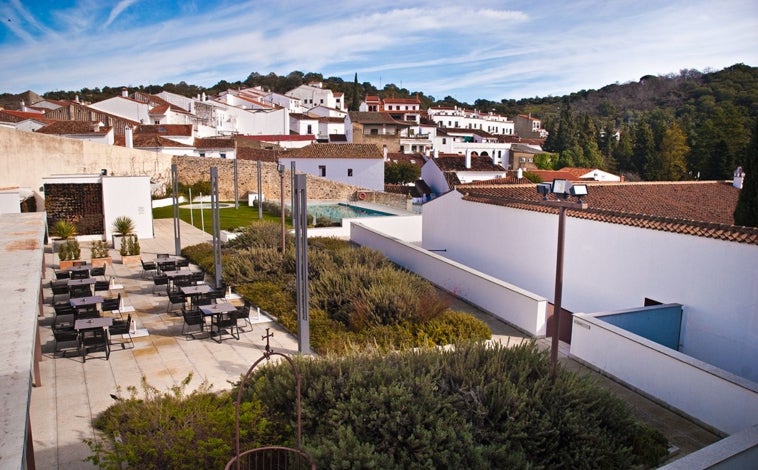 Imagen principal - Dormir en un antiguo convento con todas las comodidades: así es el hotel de Aracena que recomienda la Guía Repsol