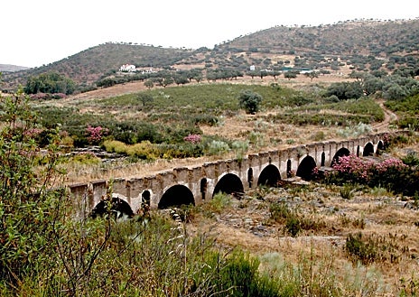 Imagen secundaria 1 - Arriba, calle típica de la población marocha; y sobre estas líneas, el antiguo Puente del Sillo y el Fuerte de San Felipe, junto al barrio de la Peña
