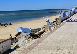Parte del paseo marítimo de Matalascañas, destrozado