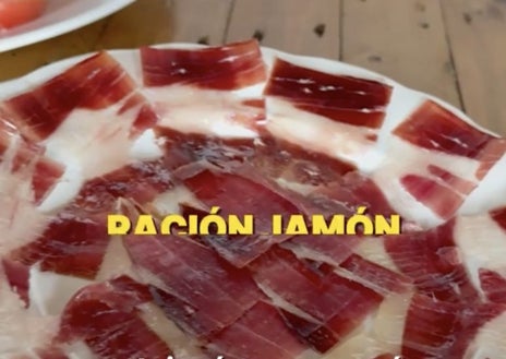 Imagen secundaria 1 - Una influencer muy conocida se enamora de este restaurante de Huelva: «El jamón viene de los cerdos que ellos tienen en su campo»