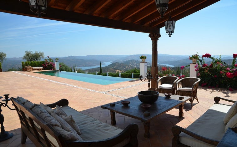 Imagen principal - La casa más exclusiva de Huelva sale a la venta: tiene 7.000 metros cuadrados y una increíble parcela con vistas panorámicas