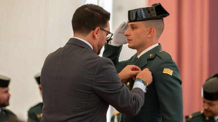 Higuera de la Sierra entrega su Medalla de Oro al Grupo ROCA 1 de Cortegana y a la Policía Judicial de Aracena