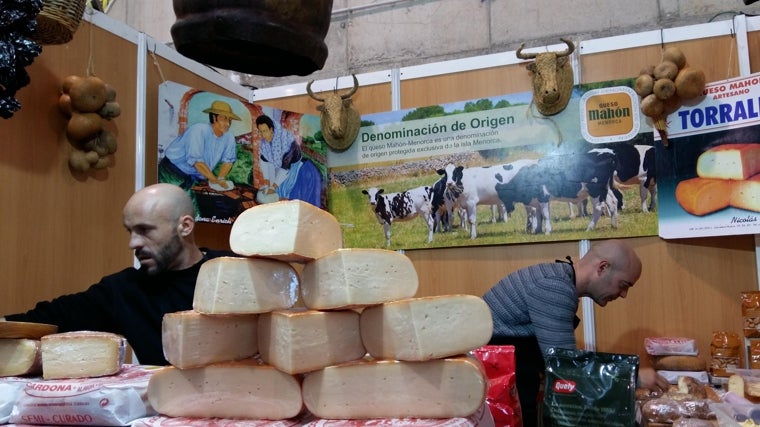 Uno de los puestos del Mercado del Queso Artesano que se celebra anualmente en Aracena