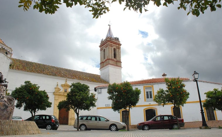 Imagen principal - La plaza de la Constitución de Campofío, con la iglesia de San Miguel Arcángel, la fuente de las Cañadas y la calleja del Papa