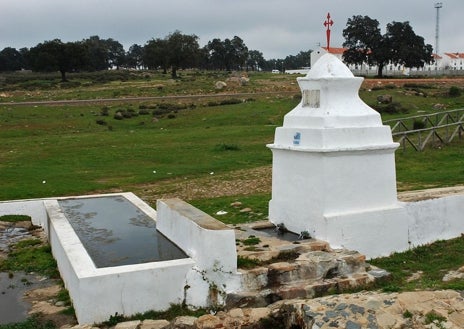 Imagen secundaria 1 - La plaza de la Constitución de Campofío, con la iglesia de San Miguel Arcángel, la fuente de las Cañadas y la calleja del Papa