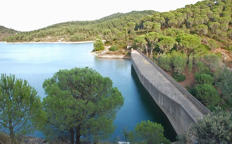 Imagen principal - Pantano de Campofrío, monumento minero y coso taurino