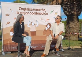 Laura Sánchez y Mariano Peña presentando la campaña del contenedor marrón en la sede central de Giahsa