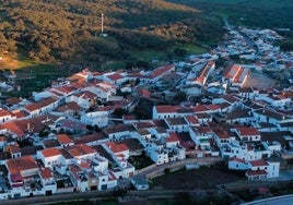 Por sólo 25.000 euros puedes comprar esta casa en un encantador pueblo de Huelva: tiene tres habitaciones y más de 100 metros cuadrados