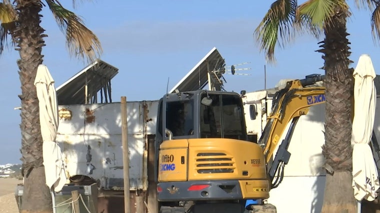 Trabajos de demolición en el chiringuito