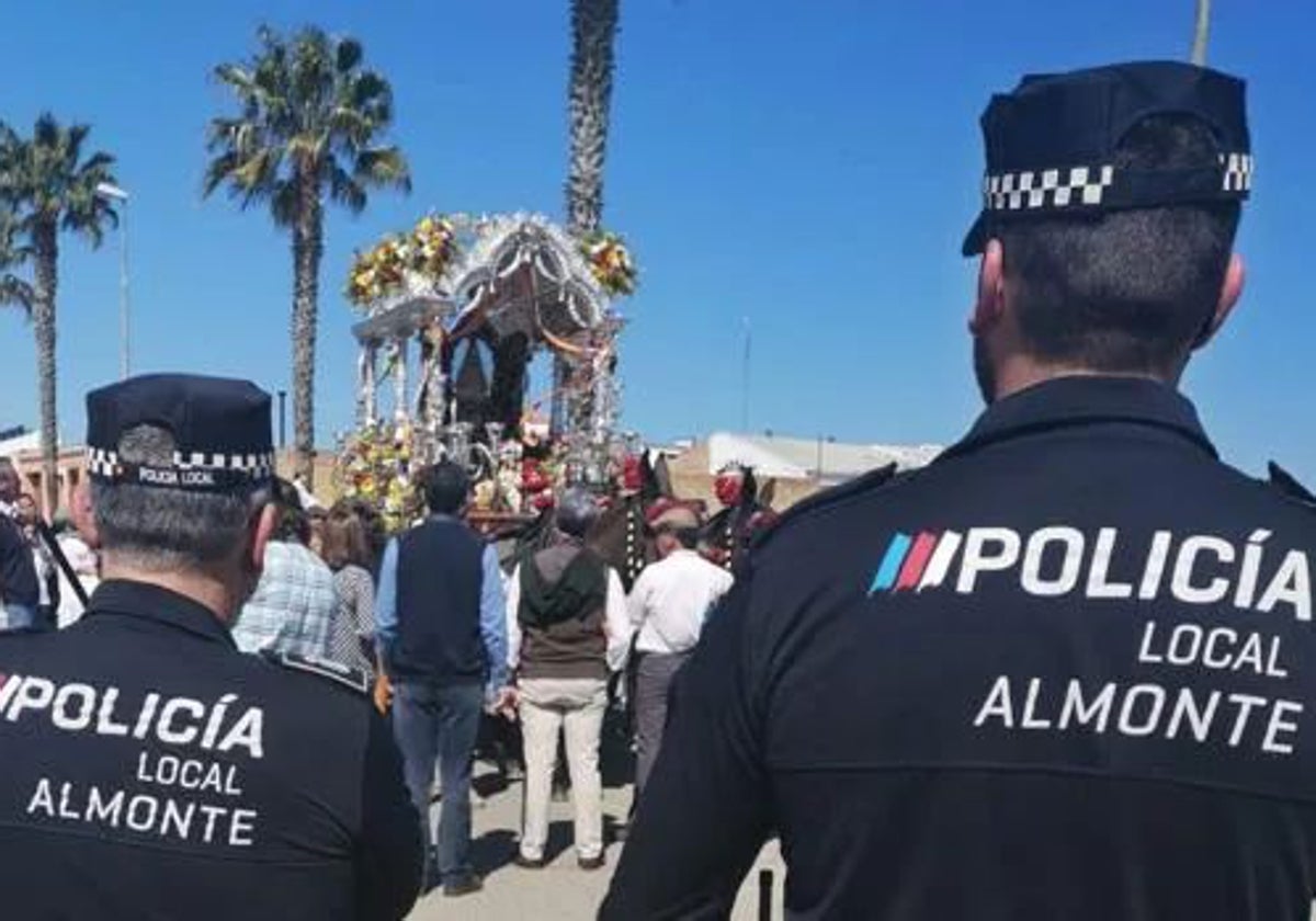 Dos agentes de la Policía Local de Almonte durante la pasada Romería del Rocío