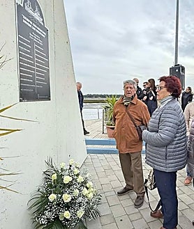 Imagen secundaria 2 - Juan Antonio Cordero junto a Encarni Villegas, y abajo el buque Villa de Pitanxo y el homenaje al marinero en el puerto de El Terrón