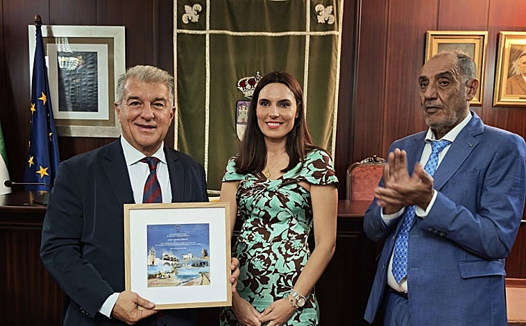 Imagen principal - La visita de Laporta a la virgen de la Bella de Lepe que ha sorprendido a los vecinos