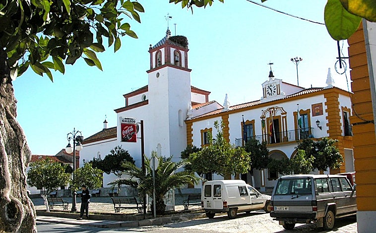 Imagen principal - La plaza principal de Rosal de la Frontera y algunas de sus calles