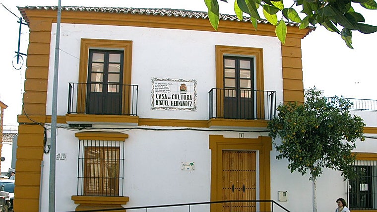 El edificio donde permaneció detenido el poeta Miguel Hernández, hoy transformado en Casa de la Cultura