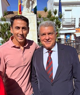 Imagen secundaria 2 - La visita de Laporta a la virgen de la Bella de Lepe que ha sorprendido a los vecinos