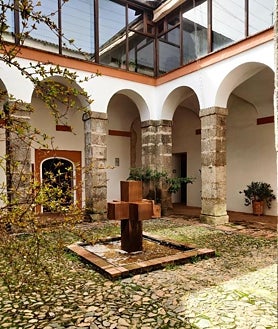 Imagen secundaria 2 - El impresionante hotel que está muy cerca Huelva y te permite dormir en un convento del siglo XVI con vistas espectaculares de la sierra