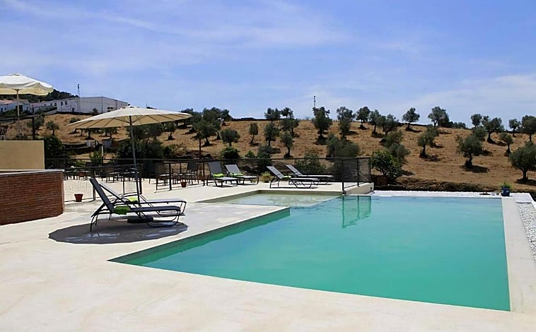Imagen principal - El impresionante hotel que está muy cerca Huelva y te permite dormir en un convento del siglo XVI con vistas espectaculares de la sierra