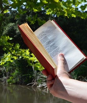 Imagen secundaria 2 - Senderistas por la Sierra de Aracena, cascada en Santa Ana la Real y libro abierto en mitad de la naturaleza.