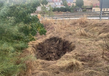 Inundaciones en Huelva: Las intensas lluvias causan un enorme socavón en Nerva