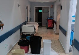 Goteras en los pasillos, consultas y quirófanos del Hospital de Riotinto