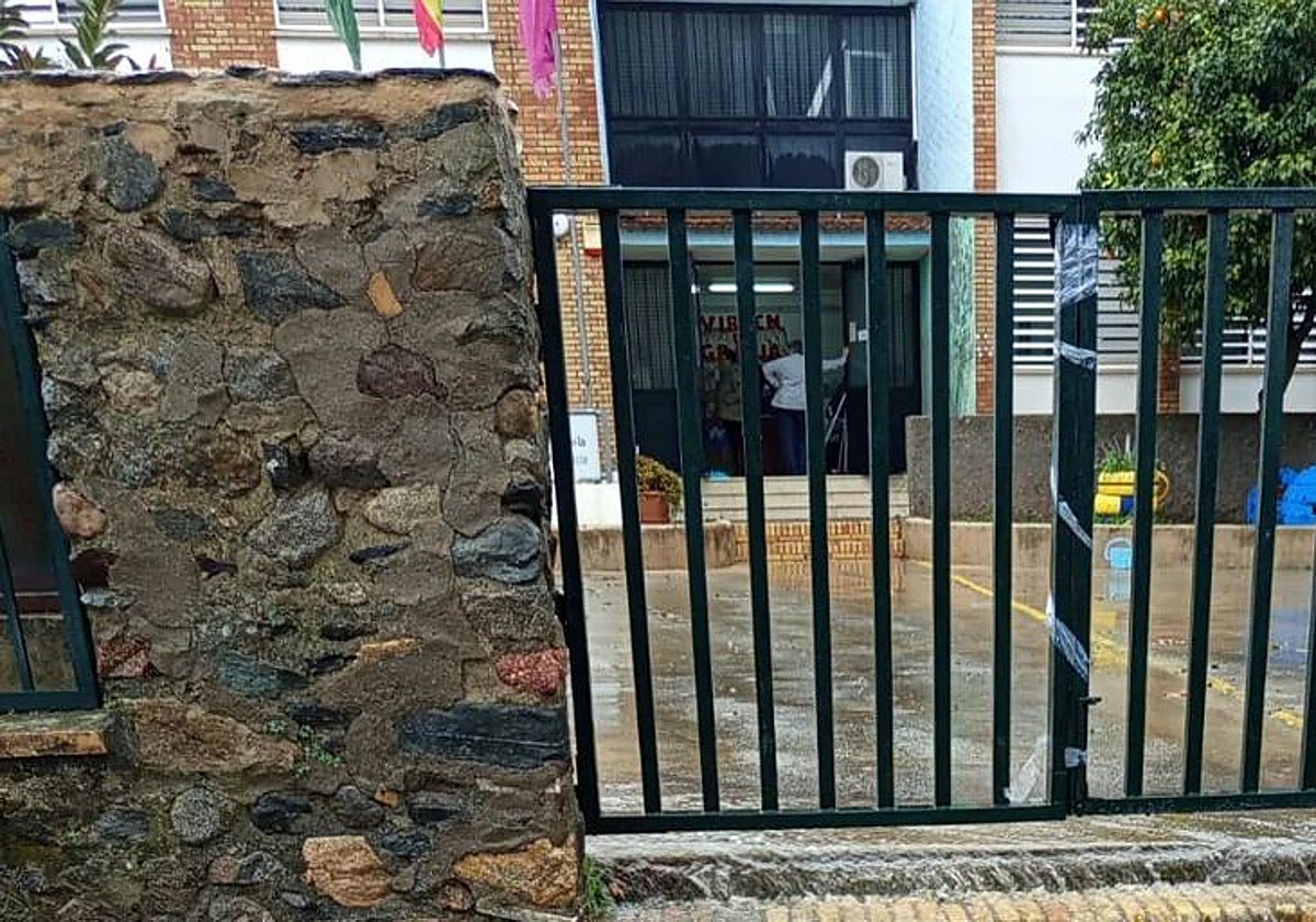 Patio de un colegio mojado