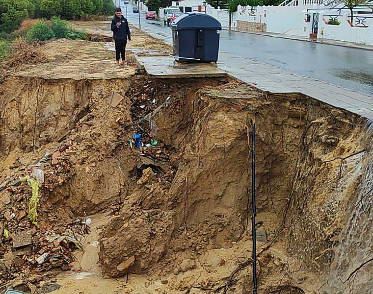 Corrimiento de tierras junto a las casas