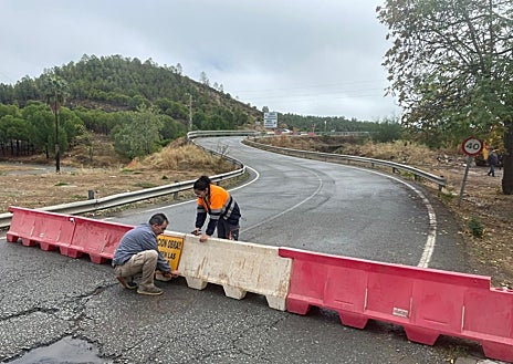 Imagen secundaria 1 - Inundaciones en Huelva: Las intensas lluvias causan un enorme socavón en Nerva