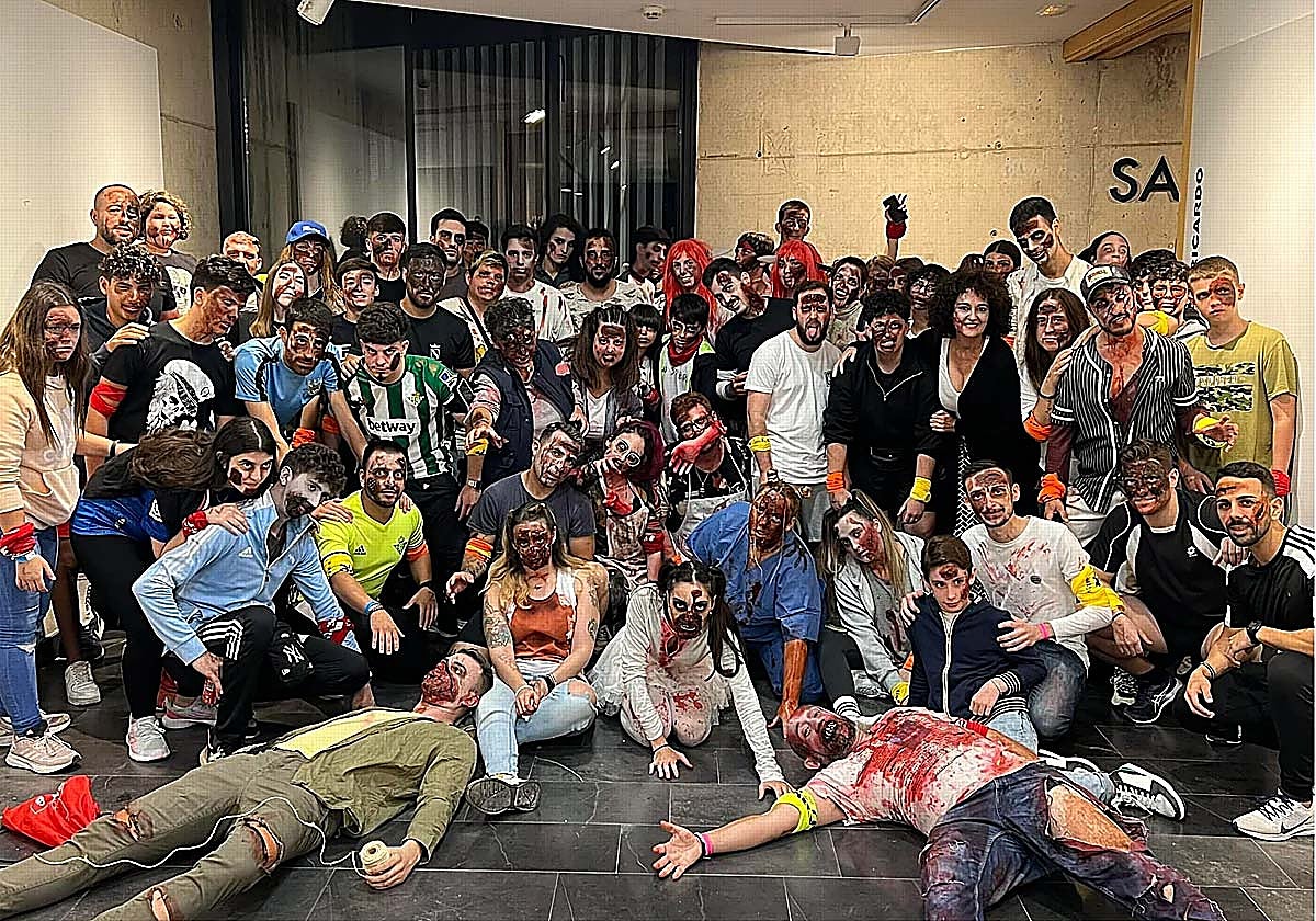 Jóvenes caracterizados en una edición del 'Love Zombies' de Gibraleón