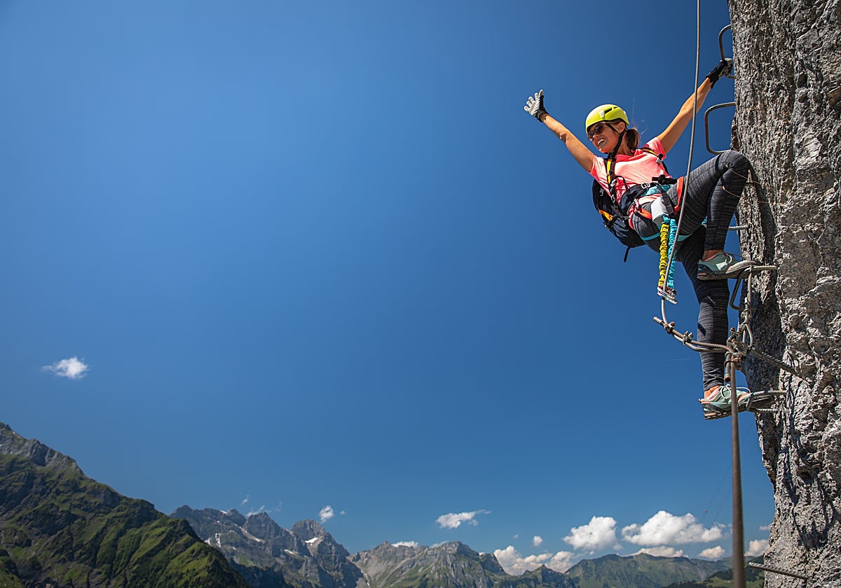 Mujer practicando Vía Ferrata