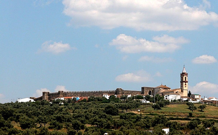 Imagen principal - Cumbres Mayores, Finca Montefrío y la sede de la DOP Jabugo