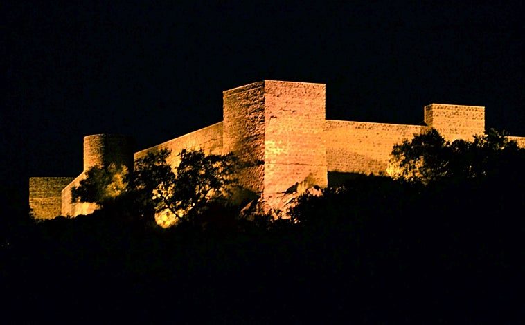 Imagen principal - Castillo de Cala, vista del pueblo y torre del reloj del Ayuntamiento