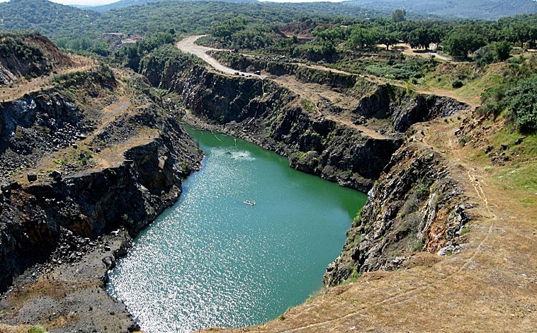 Imagen principal - Corta de la mina Teuler, sendero de los contrabandistas y la cruz del paseo de la ermita