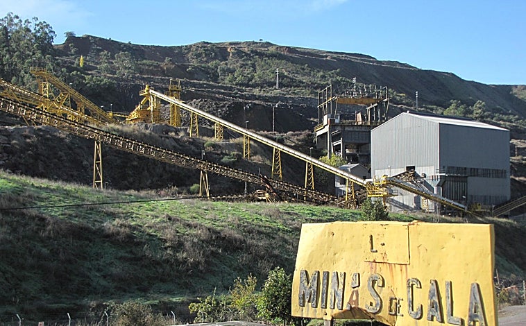 Imagen principal - Minas de Cala y portada de la iglesia de Santa María Madalena