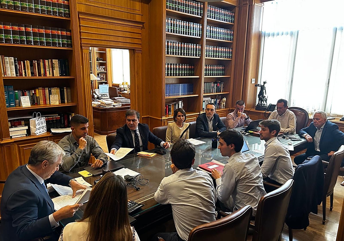 Firma ante notario de las escrituras de la venta de las parcelas