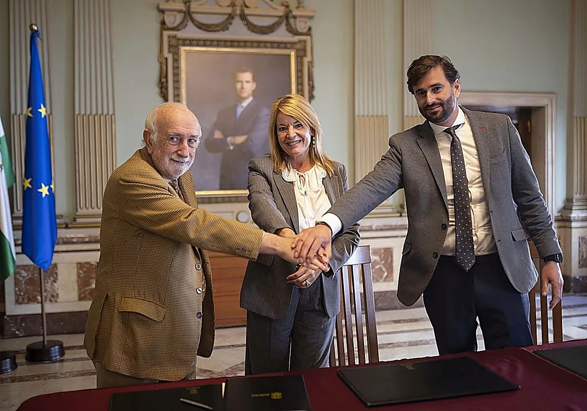 Representantes de la Cámara de Comercio de Huelva y de la Luso-Española, con la alcaldesa de Huelva tras firmar el pacto por el AVE