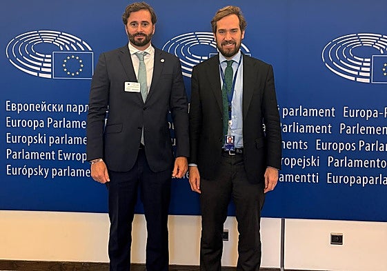 Representantes de la Cámara de Comercio de Huelva y de la Luso-Española, con la alcaldesa de Huelva tras firmar el pacto por el AVE