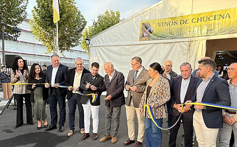 Imagen principal - Arranca la novena edición de la Feria del Vino de Chucena