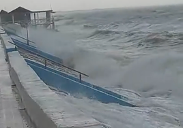 Así se encontraba la playa de Matalascañas por el fuerte temporal que ha afectado a Huelva: «¡Alguno se queda sin casa ya!»