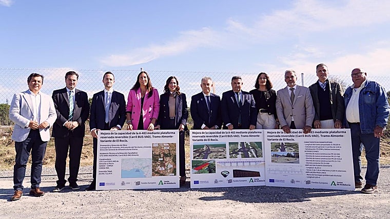Foto de familia de las autoridades esta mañana en en el comienzo de las obras del tercer carril en la A-483