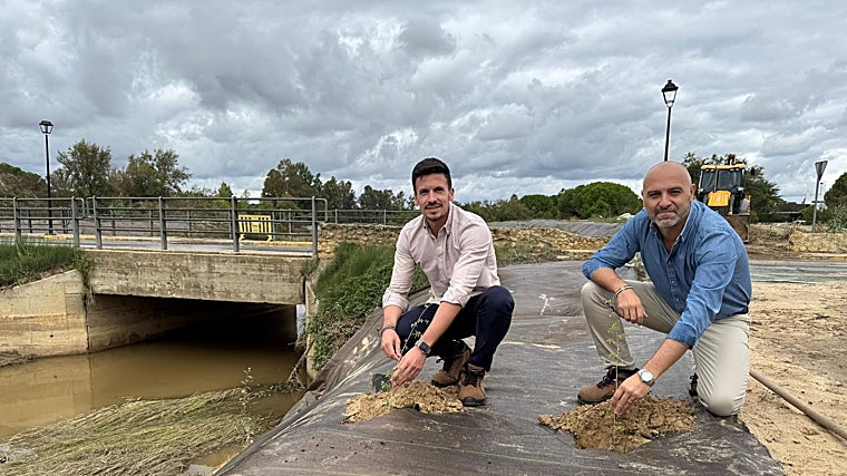 El alcalde de Aljaraque y el concejal de Medio Ambiente en la zona del Chorrito del Valle