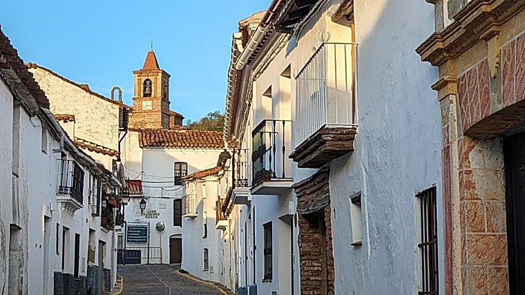 Cinco pueblos de la Sierra de Huelva para visitar este otoño: rodeados de naturaleza y con un patrimonio histórico único