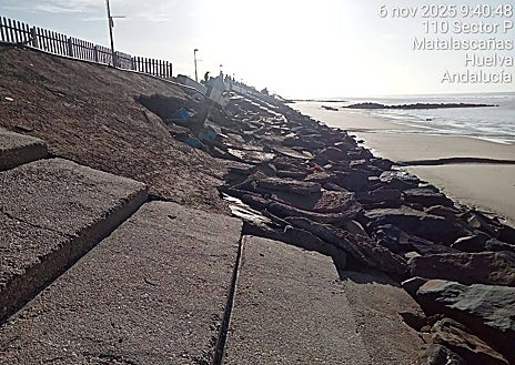 Imagen secundaria 1 - Desperfectos en el paseo marítimo de Matalascañas