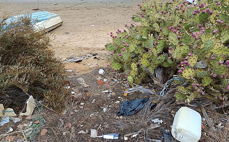 Imagen principal - Hay materiales de todo tipo esparcidos por diversos puntos de las Marismas de Isla Cristina