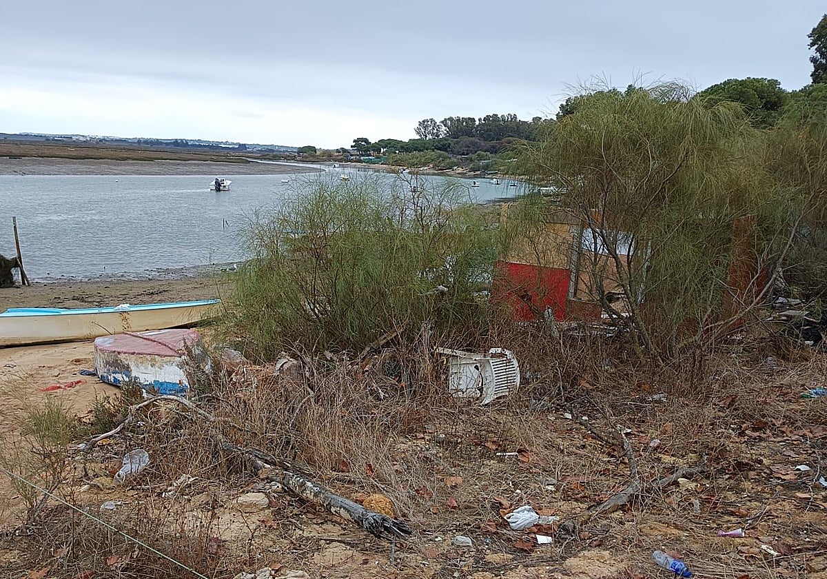 La suciedad se acumula en los márgenes de la ría de Isla Cristina