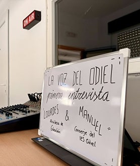 Imagen secundaria 2 - Momentos del primer día del aula de radio en el IES Odiel de Gibraleón