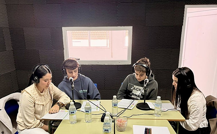 Imagen principal - Momentos del primer día del aula de radio en el IES Odiel de Gibraleón
