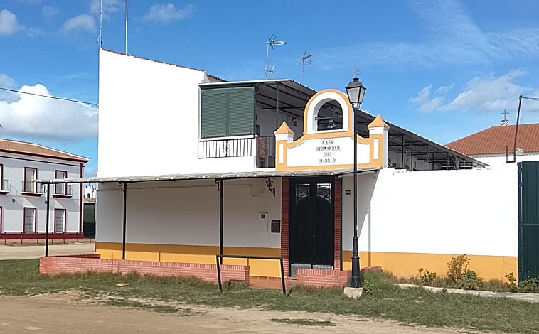 Imagen principal - El matrimonio llevaría viviendo en la casa de la hermandad en la aldea 15 años, aunque tras el despido se les solicitó que la abandonasen