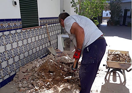Imagen secundaria 1 - El matrimonio llevaría viviendo en la casa de la hermandad en la aldea 15 años, aunque tras el despido se les solicitó que la abandonasen
