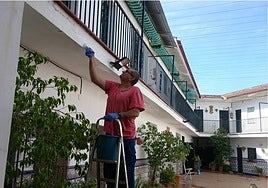 Ion, trabajando en la casa hermandad, donde ha estado -asegura- 15 años