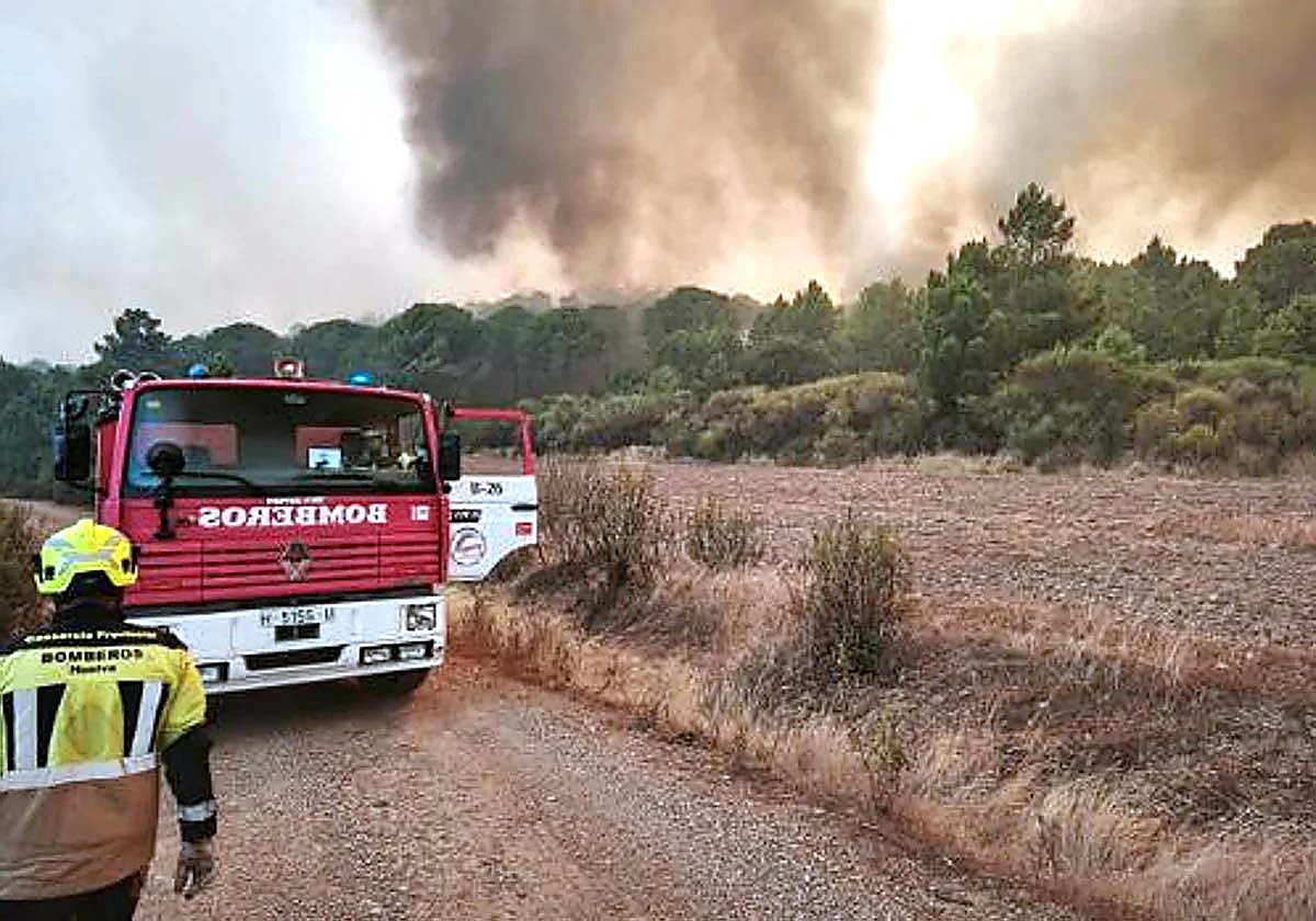 Bomberos del Consorcio Provincial en el incendio de Aroche de este verano